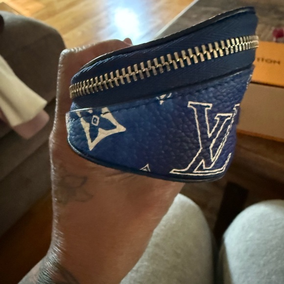 Louis Vuitton Monogram Bandana Sunglass Case GM - Picture 5 of 6